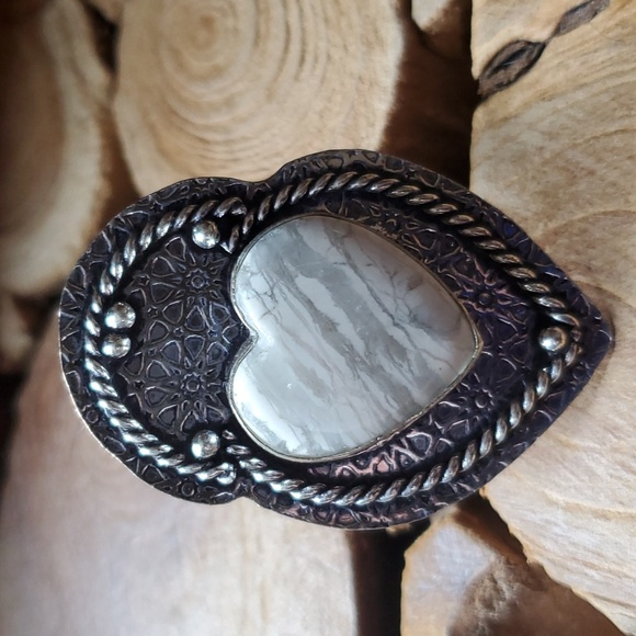 New Overzized Carved Heart Shaped Howlite 925 Silver Statement Ring. - Picture 1 of 12